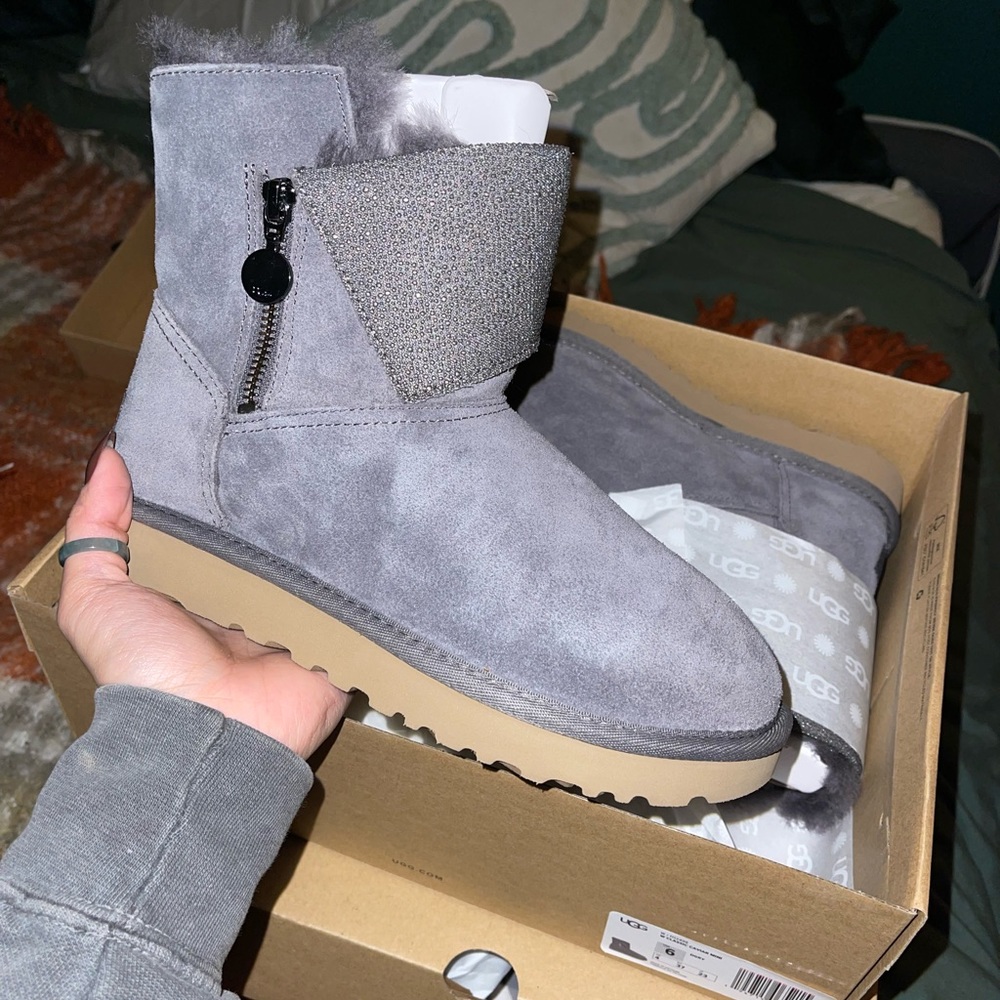 BRAND NEW NEVER WORN UGG Caviar Mini Dark Gray Size 6